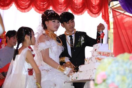 Tái xuất đám cưới “khủng” với đầy vàng và siêu xe tại phố núi Hà Tĩnh 1