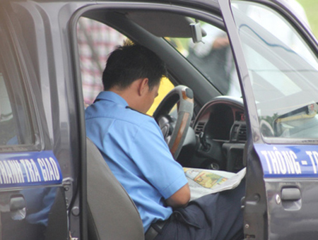 Thanh tra giao th&ocirc;ng &ldquo;thua&rdquo;&hellip; b&aacute;o ch&iacute;? 1