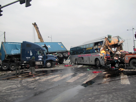 Kinh ho&agrave;ng cảnh xe kh&aacute;ch lại đấu đầu container l&agrave;m 1 người chết 1