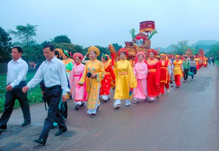 Ảnh đẹp ngỡ ng&agrave;ng tại lễ hội Hoa Lư 1