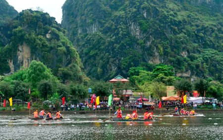 Ảnh đẹp ngỡ ng&agrave;ng tại lễ hội Hoa Lư 9