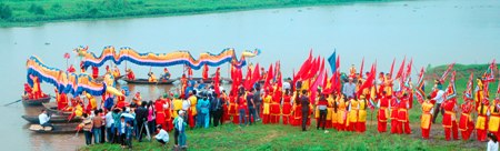 Ảnh đẹp ngỡ ng&agrave;ng tại lễ hội Hoa Lư 3
