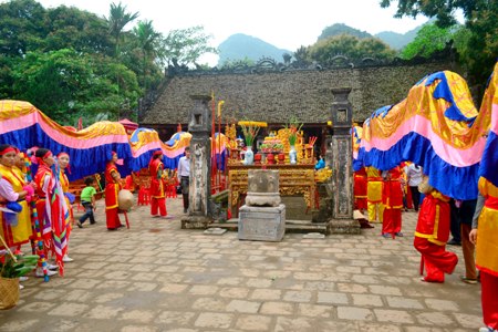Ảnh đẹp ngỡ ng&agrave;ng tại lễ hội Hoa Lư 4