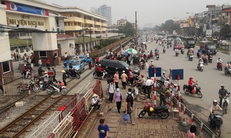 Bức xúc vì xe ôm, taxi, ô tô, xe máy bủa vây Bệnh viện Bạch Mai 1