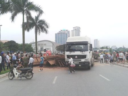 Xe container chỏng v&oacute; l&ecirc;n trời, người d&acirc;n nh&aacute;o nh&agrave;o t&igrave;m nạn nh&acirc;n dưới h&agrave;ng trăm tấn sắt đổ 1