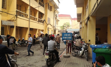 Bức xúc vì xe ôm, taxi, ô tô, xe máy bủa vây Bệnh viện Bạch Mai 10