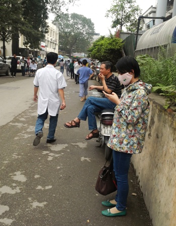 Bức xúc vì xe ôm, taxi, ô tô, xe máy bủa vây Bệnh viện Bạch Mai 11