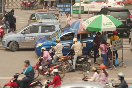 Bức x&uacute;c v&igrave; xe &ocirc;m, taxi, &ocirc; t&ocirc;, xe m&aacute;y bủa v&acirc;y Bệnh viện Bạch Mai 2