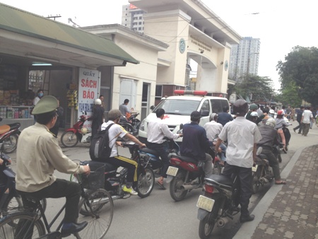 Bức x&uacute;c v&igrave; xe &ocirc;m, taxi, &ocirc; t&ocirc;, xe m&aacute;y bủa v&acirc;y Bệnh viện Bạch Mai 4