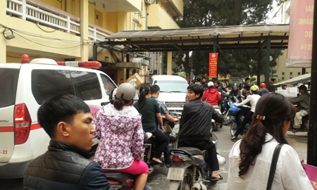Bức xúc vì xe ôm, taxi, ô tô, xe máy bủa vây Bệnh viện Bạch Mai 5