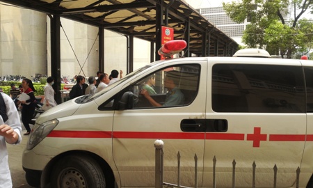 Bức xúc vì xe ôm, taxi, ô tô, xe máy bủa vây Bệnh viện Bạch Mai 6