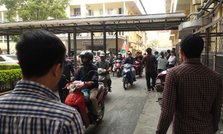 Bức xúc vì xe ôm, taxi, ô tô, xe máy bủa vây Bệnh viện Bạch Mai 7