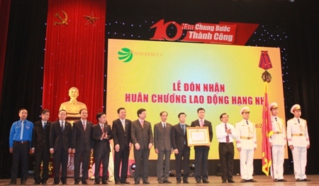 Tổng c&ocirc;ng ty vận tải H&agrave; Nội nhận Hu&acirc;n chương Lao động hạng Nh&igrave; 1