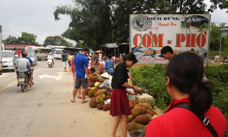 Choáng với cảnh ùn ùn người xe trong cao điểm du lịch 4