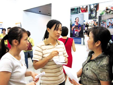 Bị xích chân vì “làm chồng ngứa mắt” 1