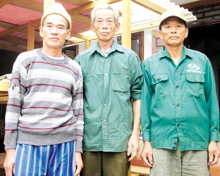 Những n&ocirc;ng d&acirc;n một thời v&aacute;c đ&aacute; x&acirc;y Trường Sa 1