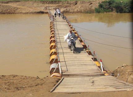 Anh thợ sửa xe nghèo dùng cả gia tài xây cầu cho dân 2 Anh thợ sửa xe nghèo dùng cả gia tài xây cầu cho dân 2