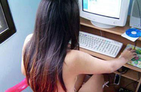 Mẹ bắt con 7 tuổi chat sex 