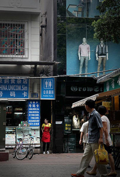 Cảm phục cha mẹ sống trong toilet 9 năm để nu&ocirc;i con ăn học 2