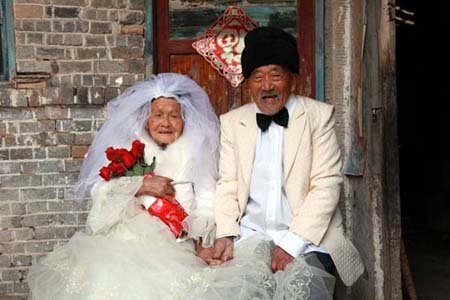 Xem ảnh cưới của cặp vợ chồng... tr&ecirc;n trăm tuổi  3