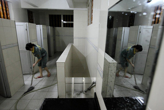 Cảm phục cha mẹ sống trong toilet 9 năm để nu&ocirc;i con ăn học 3