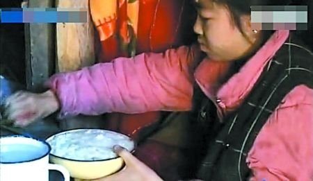 C&ocirc; b&eacute; 15 tuổi mỗi ng&agrave;y ăn 5 kg gạo 1