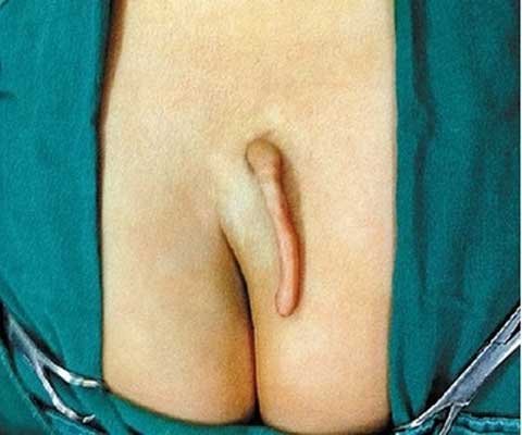 B&eacute; g&aacute;i ch&agrave;o đời với... đu&ocirc;i d&agrave;i 6cm  1