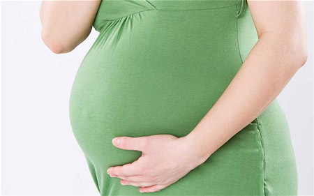 Su&yacute;t đẻ rơi v&igrave;... cười nhiều khi xem h&agrave;i kịch 1