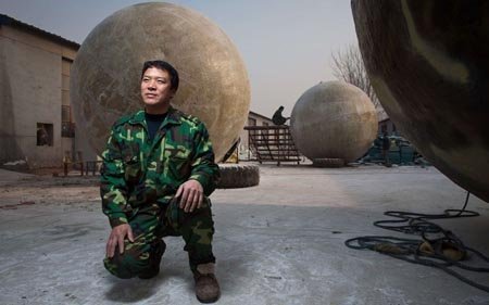 B&ecirc;n trong quả cầu tr&aacute;nh "ng&agrave;y tận thế" 1