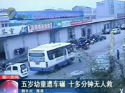 Xe bus cán qua người mà không ai giúp, cậu bé tử vong 1