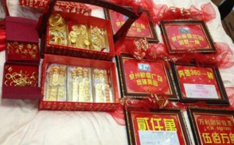 C&ocirc; d&acirc;u được hồi m&ocirc;n 4 hộp v&agrave;ng, 2 si&ecirc;u xe 2