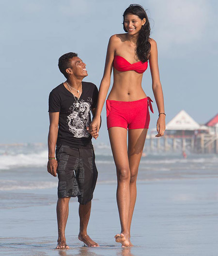 Cô gái cao nhất thế giới bên cạnh người yêu “tí hon” 1