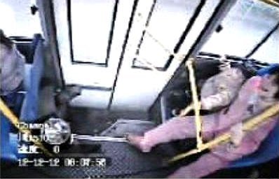 Đẻ con ngay tr&ecirc;n xe bus 1