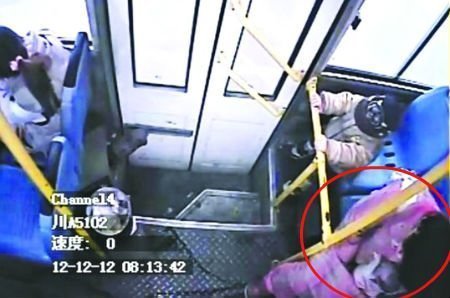 Đẻ con ngay tr&ecirc;n xe bus 2