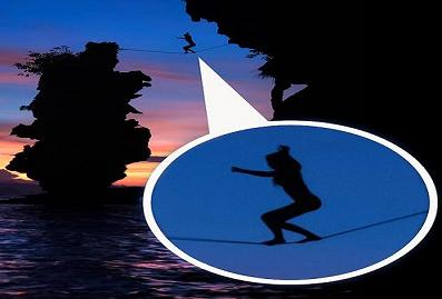 Rợn người c&ocirc; g&aacute;i khỏa th&acirc;n đi tr&ecirc;n d&acirc;y 1