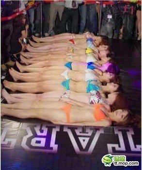 Nam giới trườn tr&ecirc;n người c&aacute;c c&ocirc; g&aacute;i mặc bikini 1