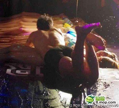 Nam giới trườn tr&ecirc;n người c&aacute;c c&ocirc; g&aacute;i mặc bikini 3