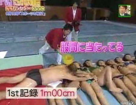 Nam giới trườn tr&ecirc;n người c&aacute;c c&ocirc; g&aacute;i mặc bikini 5