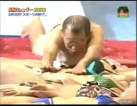 Nam giới trườn tr&ecirc;n người c&aacute;c c&ocirc; g&aacute;i mặc bikini 6