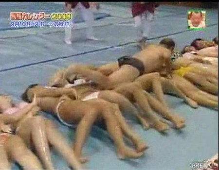Nam giới trườn tr&ecirc;n người c&aacute;c c&ocirc; g&aacute;i mặc bikini 7