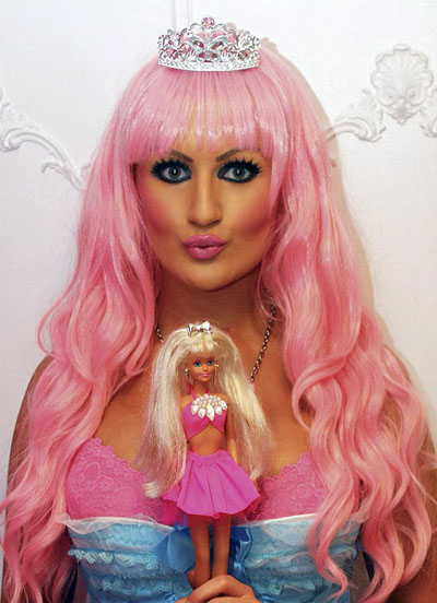 Nữ thạc sĩ đẹp như b&uacute;p b&ecirc; Barbie 2