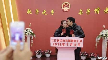 Đua nhau cưới trong ng&agrave;y "vạn năm c&oacute; một" 6