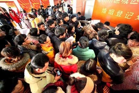 Đua nhau cưới trong ng&agrave;y "vạn năm c&oacute; một" 7