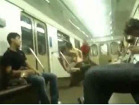 Cận cảnh đ&ocirc;i trai g&aacute;i "y&ecirc;u" tr&ecirc;n t&agrave;u v&agrave; bị đ&aacute;nh 1