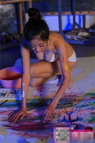 G&aacute;i đẹp gần như l&otilde;a thể vẽ tranh  4
