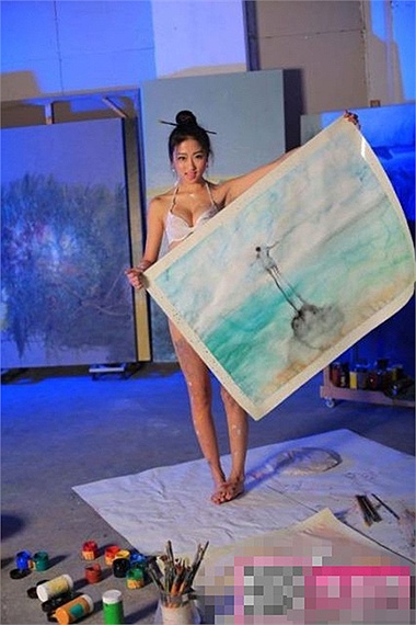 G&aacute;i đẹp gần như l&otilde;a thể vẽ tranh  6
