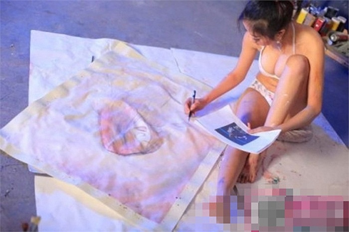 G&aacute;i đẹp gần như l&otilde;a thể vẽ tranh  7