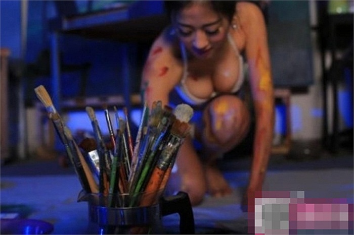 G&aacute;i đẹp gần như l&otilde;a thể vẽ tranh  9