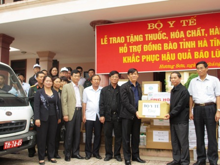 Bộ Y tế và Hội Đồng hương Hà Tĩnh tại Hà Nội trao quà cứu trợ cho đồng bào bị bão lũ 2