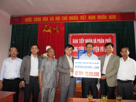 Bộ Y tế và Hội Đồng hương Hà Tĩnh tại Hà Nội trao quà cứu trợ cho đồng bào bị bão lũ 4
